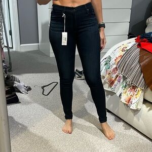NWT - AG Farrah Skinny High Rise dark Wash size 26